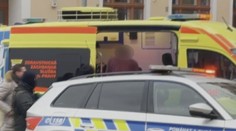 Střelbu na pražské škole si měl vymyslet jeden z učitelů. Odvezli ho na psychiatrii