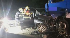 Mladík vyjel ze silnice a narazil do stojícího kamionu. Na místě zemřel