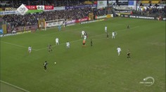JEJDA! Ukopl se a levačkou poslal míč komicky do vlastní brány