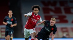 Díky, kapitáne! Fanoušci Arsenalu chválí gesto kapitána při pokleknutí
