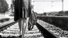 Totožnost ženy, kterou zabil vlak, odhalena! Její věci poznal přítel