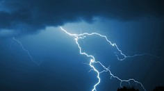 Nad Českem vznikla první bouře letošního roku. Přinesla s sebou sněžení