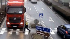 Kdo má přednost? Drsný klip vyvolal spor mezi řidiči a chodci