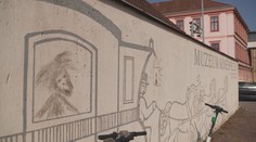 Vandal pomaloval fasádu Muzea koněspřežky. Zdála se mu nedokončená