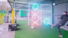 Borec na konec: Brit chytře zkombinoval fotbal s piškvorkami
