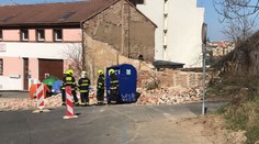V Praze se zřítilo průčelí domu! Pod troskami zemřel muž (42)