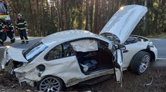 Vážná nehoda na Královéhradecku. Oba pasažéři skončili v péči lékařů