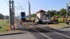 VIDEO: Muž ujížděl policii, na přejezdu ho smetl vlak
