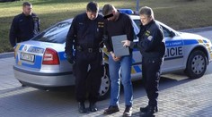Sériový lupič přepadl čtyři pošty na Plzeňsku. Dopadla ho policie