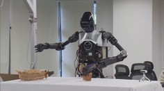 Skoro jako lidé. Roboti v Číně umí uklidit pokoj a připravit snídani