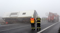 Pět dětí je po převrácení autobusu na Lounsku stále v nemocnici