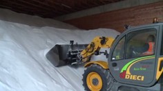 Letos nechtějí být překvapeni. Silničáři už mají tisíce tun posypu