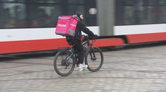 Vláda chystá změnu v zákoníku práce. Dotkne se kurýrů a taxikářů