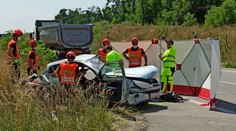 Tragická nehoda u Znojma: Po srážce kamionu s autem zemřeli dva lidé