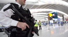 U nás ho napadli neonacisti, v Británii je ctěným policistou