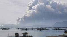 Sopka začala chrlit lávu, hrozí silná erupce! Tisíce lidí prchají z domovů