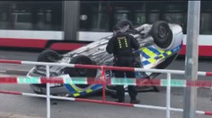 Policejní auto po nehodě skončilo na střeše. Záchranáři ošetřili tři zraněné