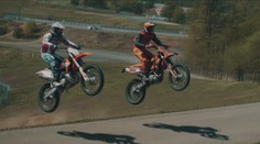 Abraham překvapil. Místo silničních motorek začal trénovat motokros!