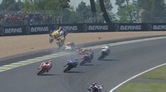 Hrozivé záběry z Moto2. Vzduchem létali motorky i jezdci. Všichni jsou v pořádku