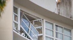 Vrtulník narazil do střechy hotelu. Stovky hostů museli evakuovat, pilot na místě zemřel