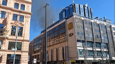 V centru Prahy zasahovalo 16 jednotek hasičů. Vzplála střecha domu