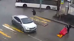 Silničáři se snažili opravit propadlý kanál. Je z toho neuvěřitelná groteska