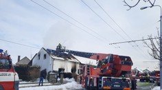 V Hradci Králové kompletně vyhořel rodinný dům. Škoda jde do milionů