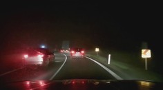 Řidič předjížděl v husté mlze i přes plnou čáru. Policejní hlídku neviděl