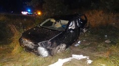 Golf vyletěl za bouřky z dálnice, řidič je těžce zraněný
