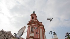 Věž kostela v Hranicích se hroutí. Město uzavřelo celé okolí