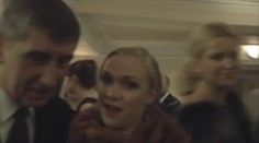 Tohle musíte vidět! Babiše sváděla na večírku blondýna s liškou na krku!