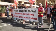 Zavřené lékárny, kolaps dopravy. Francii drtí protesty proti škrtům v rozpočtu