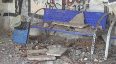 Čekárna doslova padá lidem na hlavu, v dešti riskují holý život