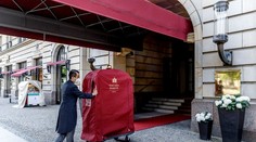 Návštěvník hotelu odkázal sluhovi jmění, muž chce ale pracovat dál