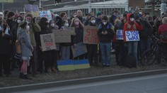 V Česku se protestuje proti ruské invazi na Ukrajinu. Jedno z míst byla i americká ambasáda