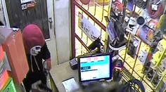 Děsivá maska a pistole v ruce! Policie hledá lupiče z benzínky. VIDEO