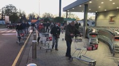 Boj o nákupy začal! Lidé stojí dlouhé fronty ještě před otevíračkou