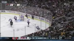 TO BYLA BITKA! Soupeře v NHL poslal do BEZVĚDOMÍ, pak se mu VYSMÁL! VIDEO