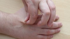 Lékař popisuje snadný test s kůží. Za pár vteřin může odhalit dehydrataci