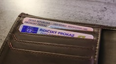 Za volant bez řidičáku. Povinnost ho mít u sebe má zmizet. Co ukážeme hlídce?