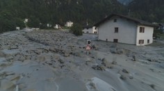 Nad vesnici Bondo na jihovýchodě Švýcarska ráno opět vzlétl vrtulník a záchranáři se pustili do pátrání po pohřešovaných. Skalní sesuv za sebou nechal děsivou spoušť. Některé obydlené domy obklopila masa bahna a kamení ze všech stran. Policie uzavřela vzd