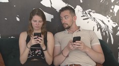Češi jsou národem šmíráků. Nejvíce ze všech prohledávají mobil svých partnerů
