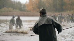 Výlov rybníka na Pardubicku přilákal řadu diváků. Počasí rybářům ztížilo práci