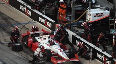 Takhle to dělají v IndyCar: Pitstop zvládne šest mechaniků. VIDEO