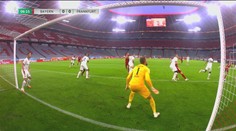 Borec na konec: Obránce Frankfurtu na brankové čáře zabránil gólu