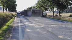 Návěs se převrátil na bok. Silnici zablokovala krmná směs pro zvířata