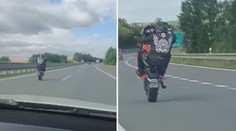 VIDEO: Šílený manévr na D1. Motorkář uháněl po dálnici po zadním kole