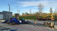 Řidič na Táborsku sešrotoval auto o betonový sloupek, na místě zemřel