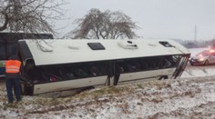 Po nehodě autobusu je několik dětí stále v nemocnici. Řidiče prověřuje policie