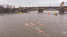 Prahu obklopily stovky otužilců. Zúčastnili se Memoriálu Alfreda Nikodéma